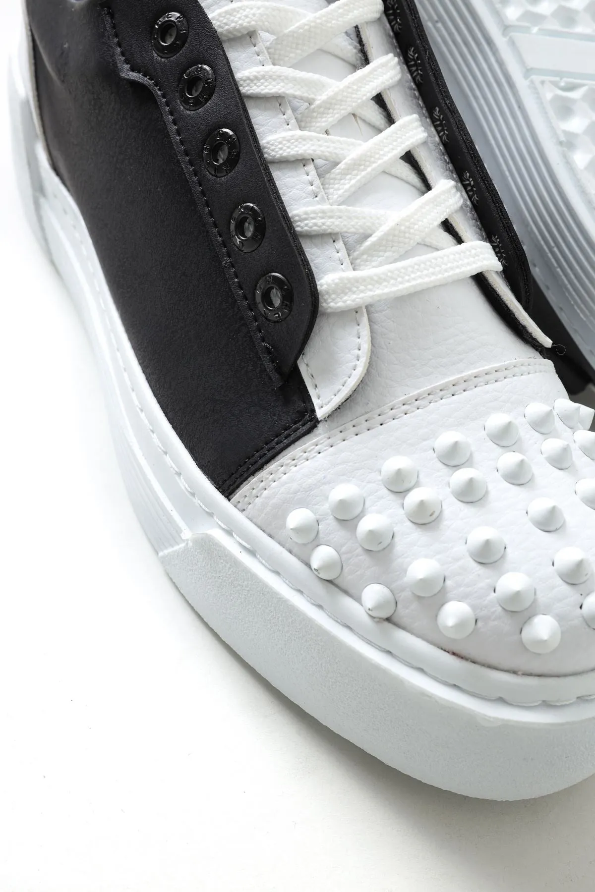 Black & White Sneaker CH169