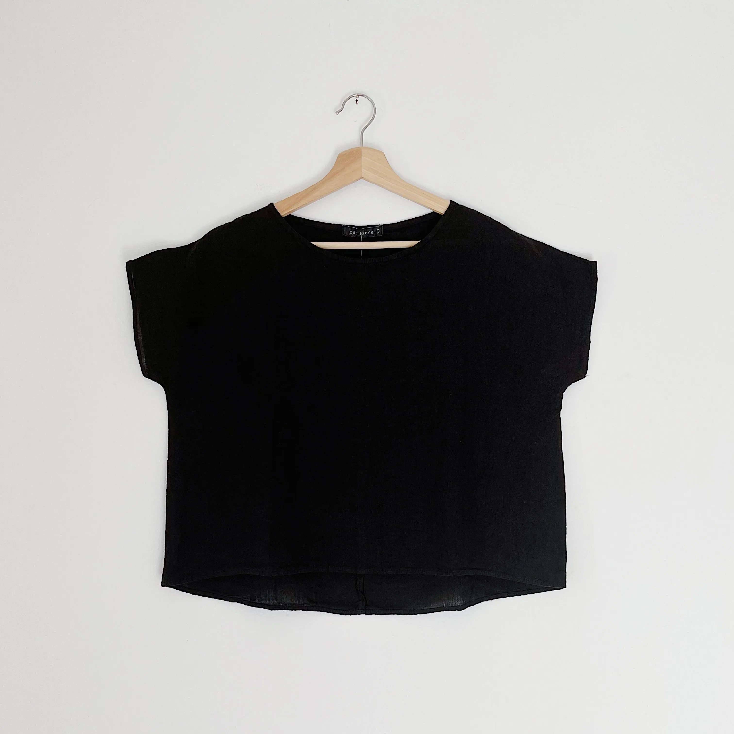 Cut Loose | High Low Linen Tee in Black