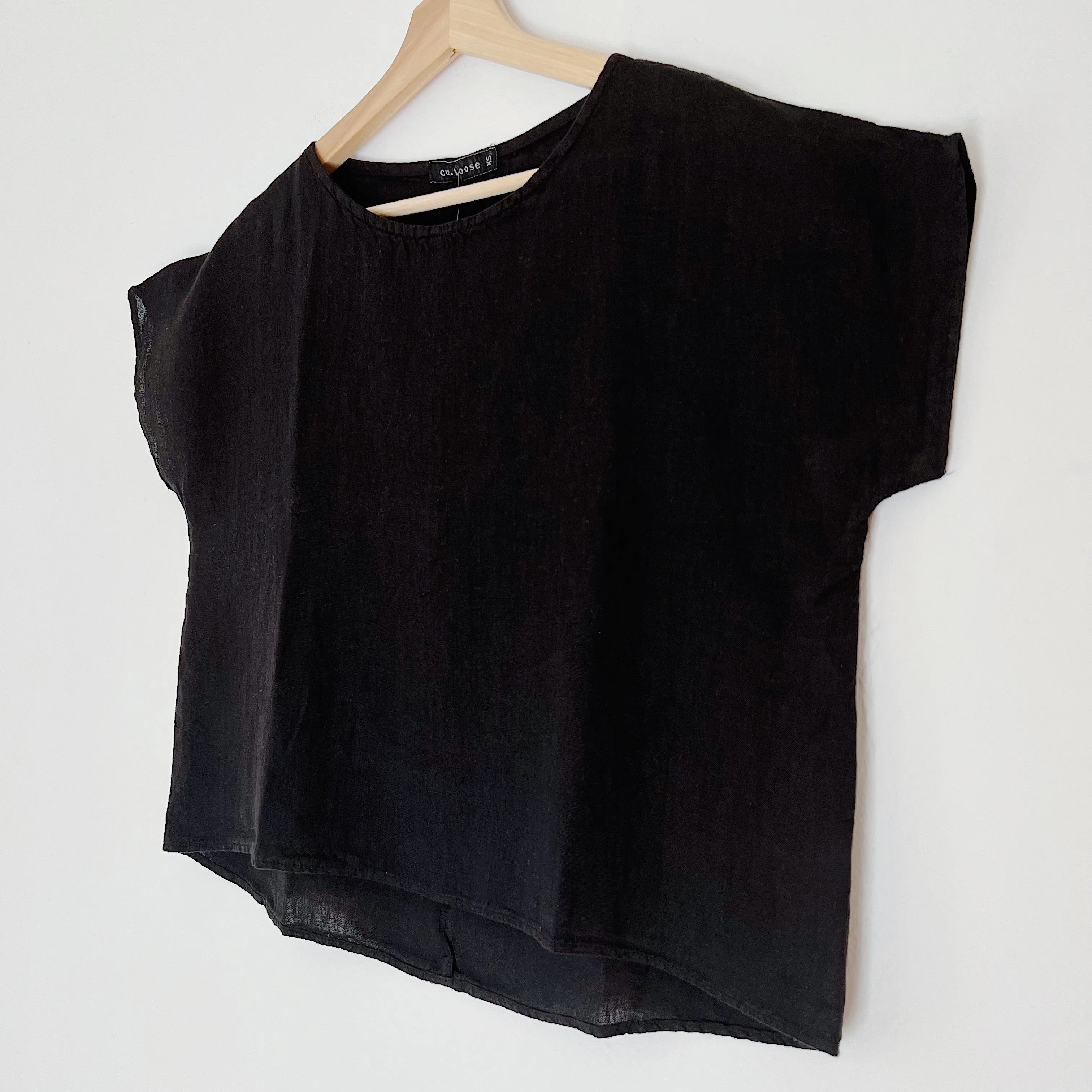 Cut Loose | High Low Linen Tee in Black