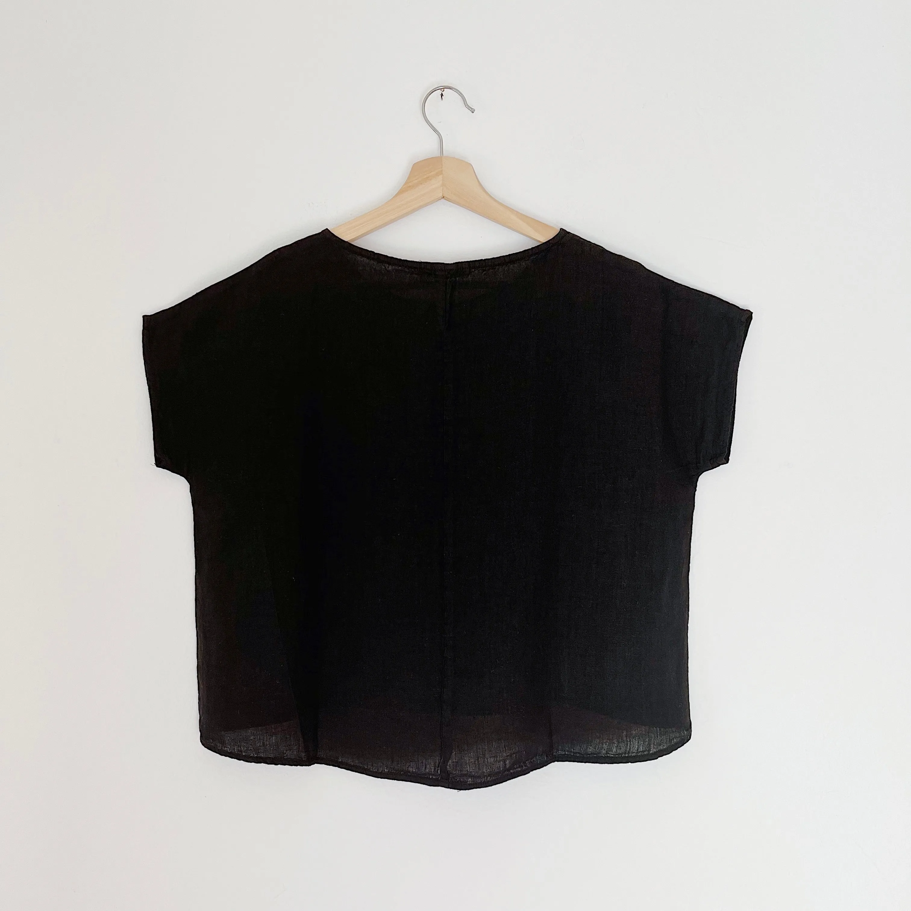 Cut Loose | High Low Linen Tee in Black